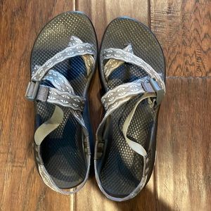 EUC Womens Chacos with Single Grey pattern strap and toe loop, size 10